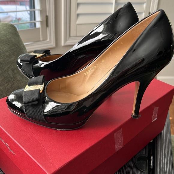 The black shining Salvatore Ferragamo. - Picture 4 of 5